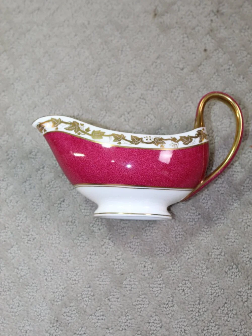 Wedgwood Whitehall W3994 Bone China Powder Ruby Gravy Boat & Underplate/Saucer